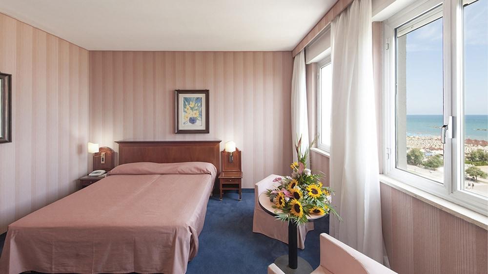 Esplanade Hotel 4*